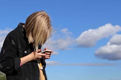 The seven signs you are addicted to your phone - and how to cut back on screen time