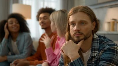 9 Ways Men Accidentally Make Themselves “Easy to Ignore”