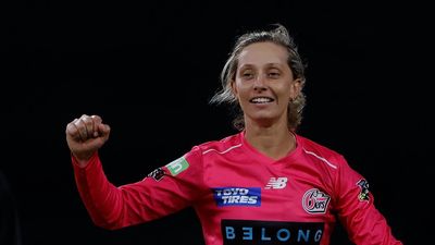 Gardner's Giants hold nerve in WPL thriller