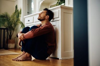 8 Signs of “Male Loneliness” That Often Manifest as Sudden, Uncontrolled Anger