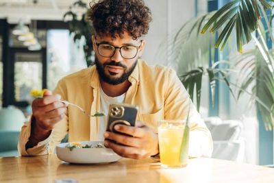 7 Social Media Behaviors That Slowly Undermine Self-Worth