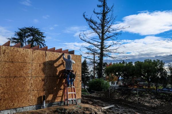 Trump signs order to speed up rebuilds of homes affected by 2025 LA wildfires