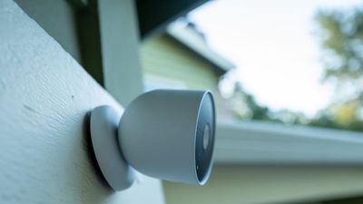 Woman’s Ring camera captures stranger following her to apartment door, and what happened next in the parking lot is terrifying