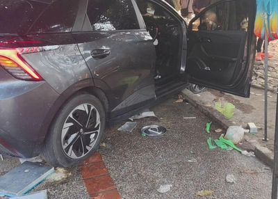 Two seriously hurt after Grab car mounts pavement in Chiang Mai