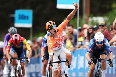 Sam Welsford wins men's Cadel's Criterium, sprinting to victory from the break