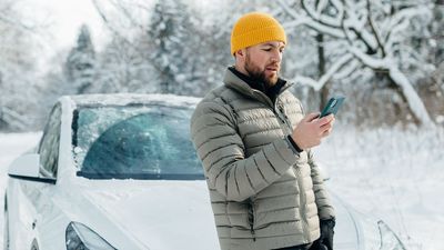 The temperature is plummeting, so make sure you follow these 3 steps to keep your phone safe from the cold