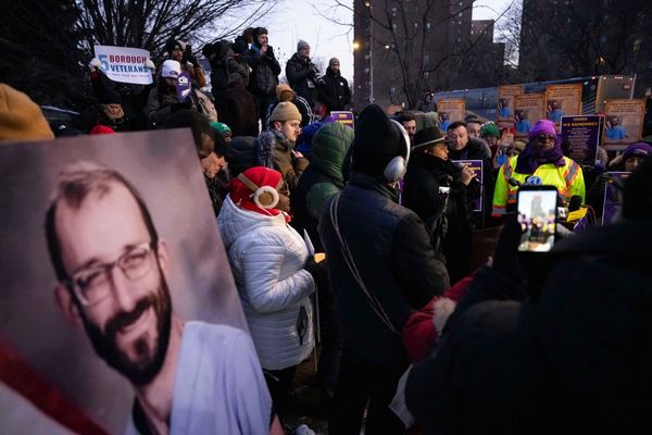 FBI takes over investigation of Minnesota shooting as Trump calls Alex Pretti an 'insurrectionist'