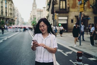 6 Public Space Habits That Make You Look Distracted or Vulnerable