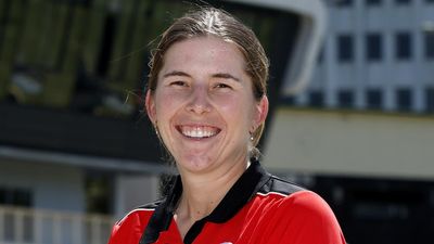 Wareham's a Giant as Gardner leads Gujarat to playoffs