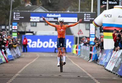 Cyclo-cross World Championships: Shirin van Anrooij and Tibor Del Grosso bring home mixed team relay win for the Netherlands