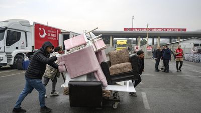 As Syrian workers return home from Turkey, local businesses feel the loss