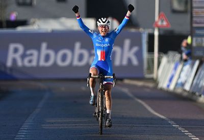 Cyclo-cross World Championships: Barbora Bukovská wins junior women's race