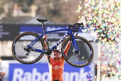 Cyclo-cross World Championships: Lucinda Brand soloes to second career elite women's title on slippery Hulst course
