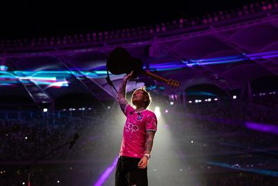 Ed Sheeran review: pyrotechnics and technical hiccups in an ambitious, looping one-man show