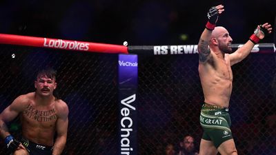 Volkanovski equals record with UFC title defence