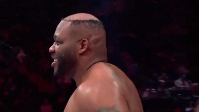 Pro Boxer Had Incredible Line After Getting His Toupee Knocked Off During Fight