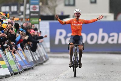 Cyclo-cross World Championships: Delano Heeren scores a home gold for the Netherlands in junior men's race