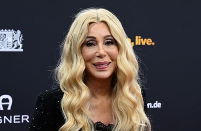 Cher announces wrong winner at Grammy Awards
