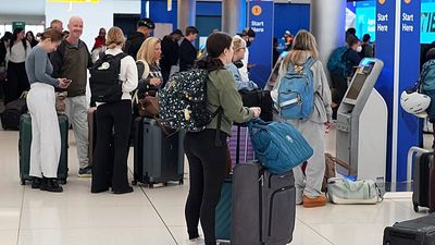 EU countries can pause Entry/Exit System to avoid summer travel chaos, Commission says