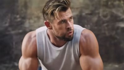 Someone Posted A Shot Of Chris Hemsworth’s Abs At 42 With The Caption ‘What’s Your Excuse,’ And I Can't Get Over The Fan Responses