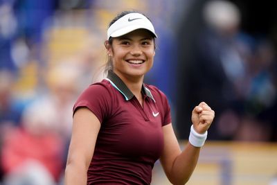 Emma Raducanu bounces back from split with coach to advance at Winners Open