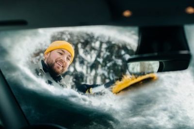 This De-Icing Hack Is Shattering Windshields—Here’s What to Do Instead