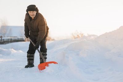 Doctors Warn: These 7 Snow-Shoveling Symptoms Could Signal a Heart Attack