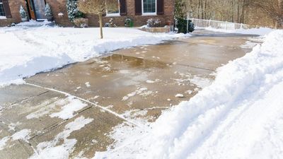 The DIY de-icer — does vinegar really melt snow on your driveway?