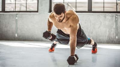 'This dumbbell renegade row challenge just humbled me,' says a personal trainer: Here's how to try it
