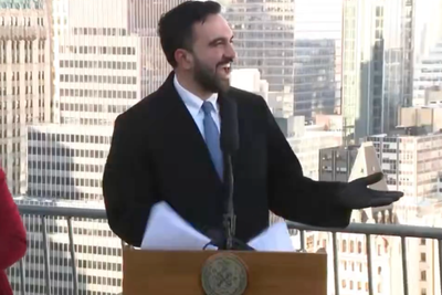 Mamdani in fits of laughter after NYC officials flee freezing press conference on rooftop