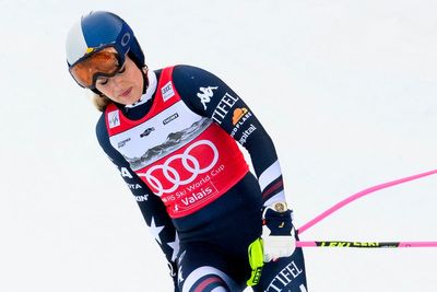 Lindsey Vonn's decision to compete with a torn ACL is risky but 'possible,' experts say