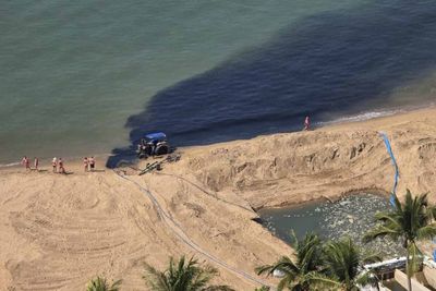 Contractor discharges black water into Jomtien sea