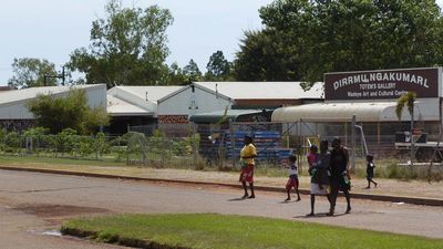 Relocations urged to stop clan fighting in outback town