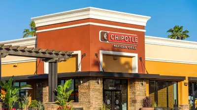Chipotle customer learns the hard way why ordering online is a bad idea as the manager’s response leaves him fuming