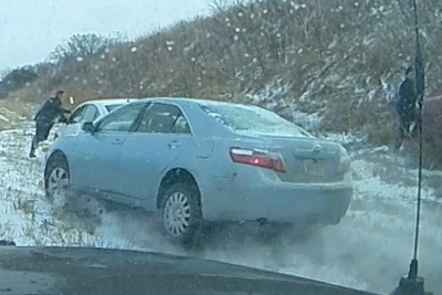 Police officer jumps out the path of out-of-control car while helping stranded passengers