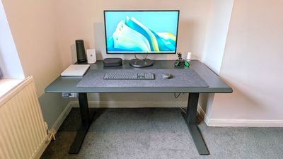 FlexiSpot E7 Flow review: The electronic sit-stand desk that makes cable management easy