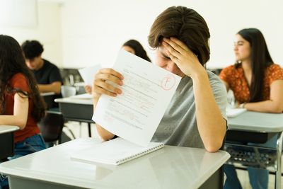 Psychology Warning: Why Paying Cash for “A” Grades Creates Anxiety, Not Success