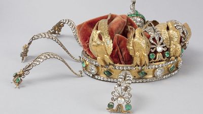 Empress's crown dropped in Louvre heist to be fully restored