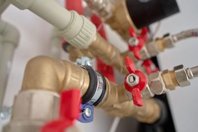 The “Frozen Pipe” Mistake Homeowners Make During Temperature Swings