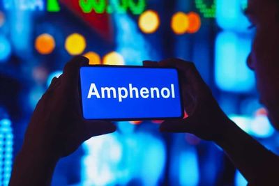 Are Wall Street Analysts Predicting Amphenol Stock Will Climb or Sink?