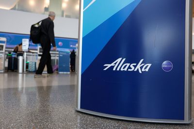 Alaska man learns sentence after sexually assaulting teenager on flight to Seattle