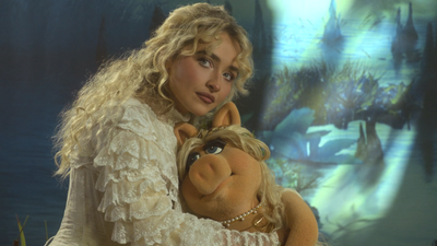 Sabrina Carpenter And Miss Piggy Are Keeping Their A+ Feud Going Online After The Muppet Show