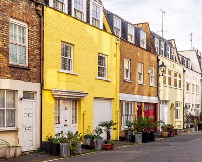 Price of average UK home passes £300,000 for first time, Halifax says