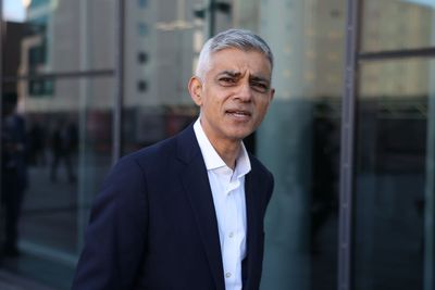 Sadiq Khan told to apologise to sacked bus driver who knocked out thief after they stole passenger’s necklace