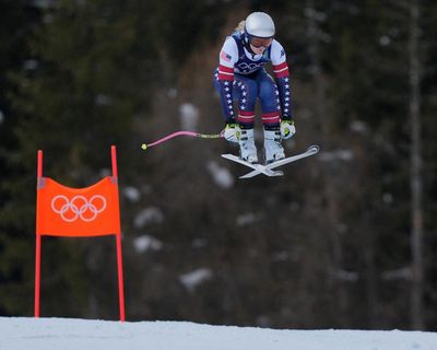 Lindsey Vonn, skiing with ruptured ACL, takes crucial step in downhill medal bid