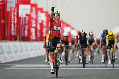 UAE Tour Women: Lorena Wiebes takes back-to-back wins after chaotic stage 2 sprint finish