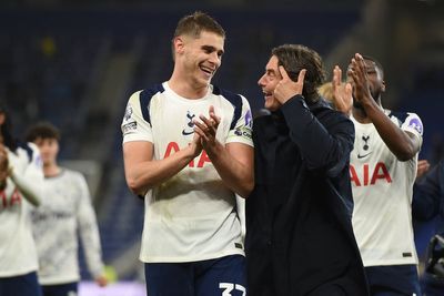 Tottenham: Micky van de Ven 'ready to start' Manchester United clash as Thomas Frank reveals new injury update