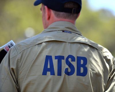 Three dead after light plane crashes into ocean off South Australian beach