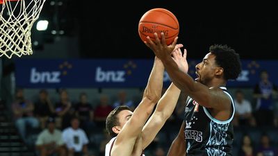 Breakers stay in NBL finals hunt, end Hawks' hopes