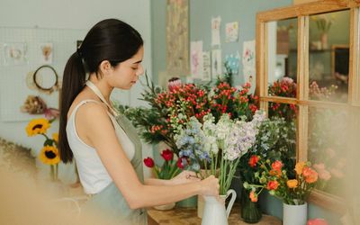 How to choose the right vase for your floral bouquet, according to expert florists